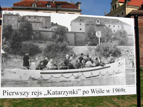 Zdjęcie "Katarzynki" znajdujące się na tablicy informacyjnej umieszczonej w sąsiedztwie łodzi.