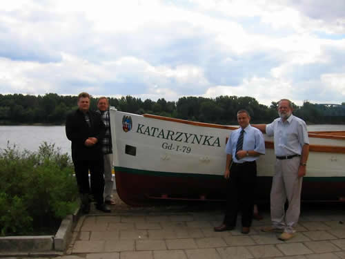 Przedstawiciele Zarządu ZMN na tle "Katarzynki". Od lewej stoją panowie: Tomasz Sowiński (Prezez Zarządu ZMN), Zygmunt Buraczyński (Sekretarz ZMN), Grzegorz Ryczkowski (członek Zarządu ZMN), Bogdan Major (Wiceprezes Zarządu ZMN).
